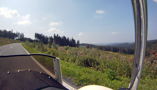 Blick aus dem Beiwagen von der Hellefelder Höhe im Sonnenschein