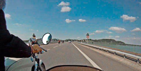 Mit dem Motorrad über die Delecker-Brücke, Möhnesee