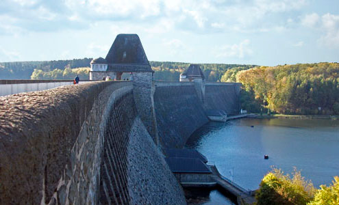 Blick auf die Staumauer des Möhnesees