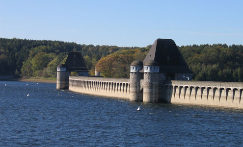 Möhne Staumauer mit ihren zwei Türmen