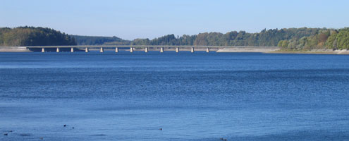 Blick auf die Delecker-Brücke über den Möhnesee