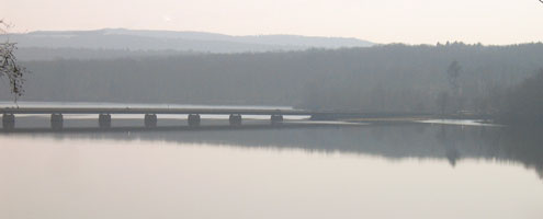 Blick auf die Delecker-Brücke über den Möhnesee