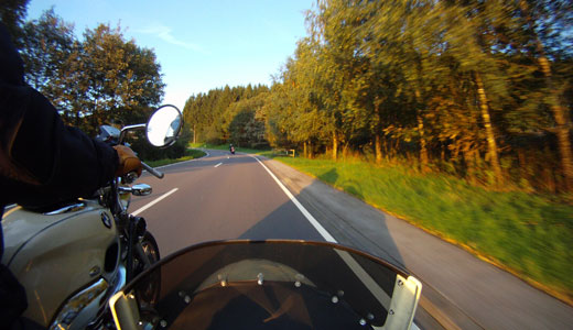 Kurvenfahrt auf dem Hohen Lenscheid in der Abendsonne