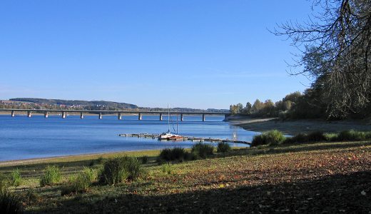 Blick auf die Fußgängerbrücke bei Körbecke, Möhnesee