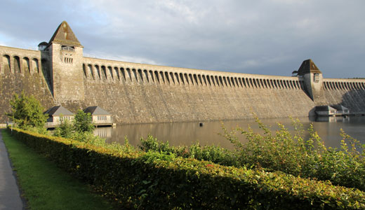 Blick vom Vorbecken auf die Möhne Staumauer