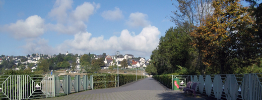 Blick über die Staumauer des Sorpesees