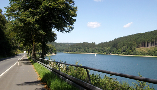 Staßenverlauf um den Hennestausee