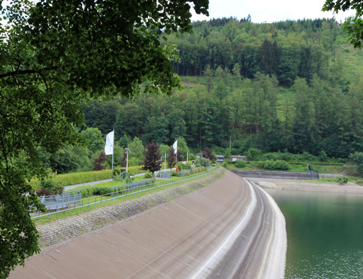 Blick auf die Staumauer des Hennesees