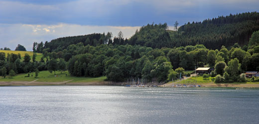 Blick auf den Bootssteg am Hennesee