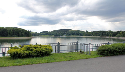 Blick von der Staumauer über den Hennesee