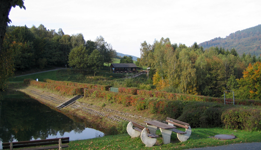 Blick über die Staumauer des Esmecke-Stausees