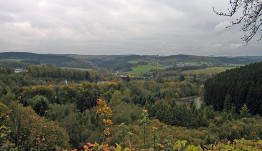 Blick auf das Sauerland von der Dammkrone des biggesees